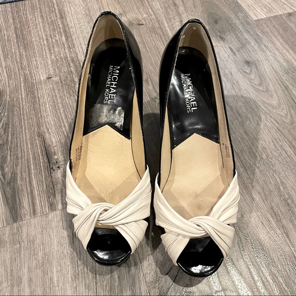 Michael Kors Leather Peep Toe Bow Front Stacked Heel /Black and Cream Size: 8